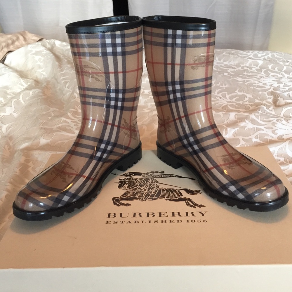 EUC BURBERRY Haymarket mid rainboots.